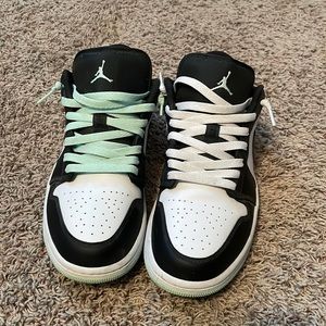 pair of jordan 1 lows 9.5 size in men’s. extra laces